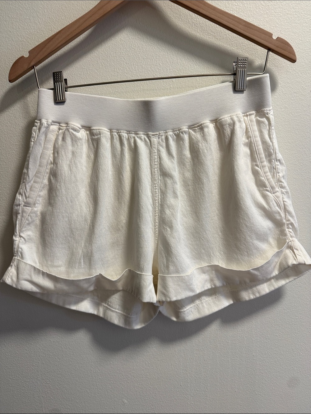 Faherty Cream Ruffle-Trim Lounge Shorts